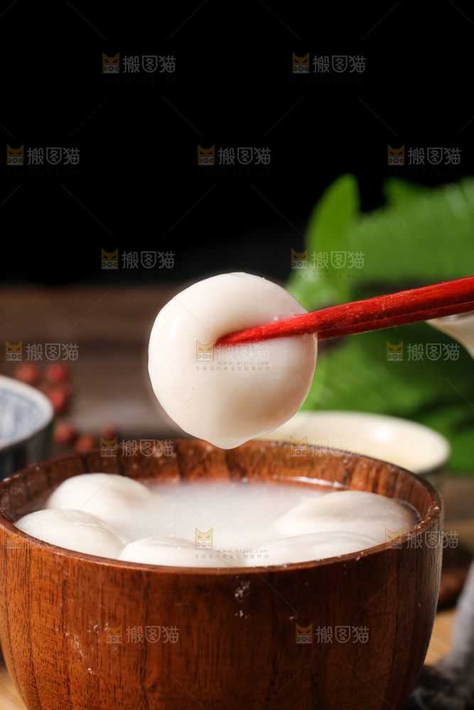 汤碗里放着汤圆