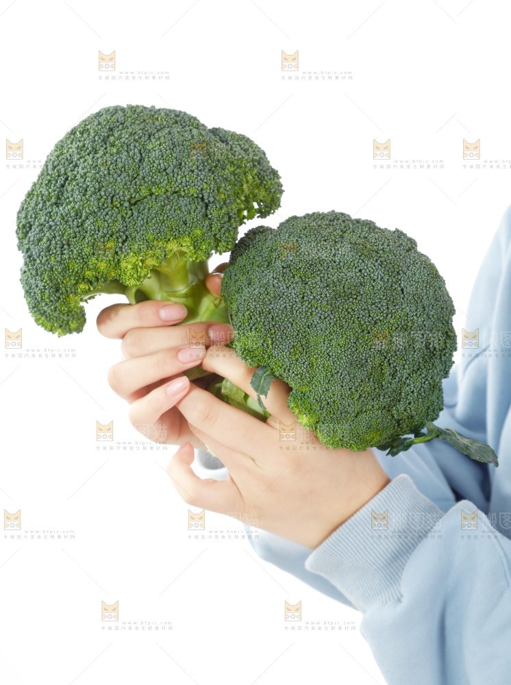 手里拿着西兰花