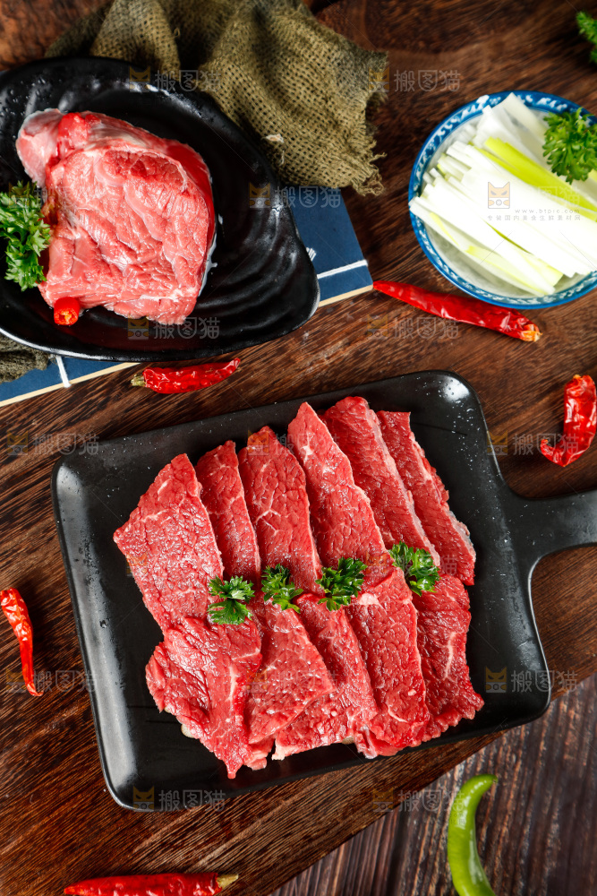 木底上放着一盘鲜牛肉片