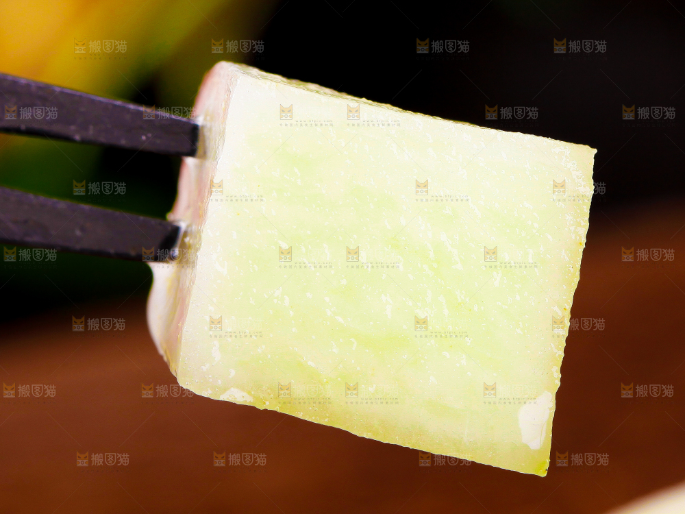 叉子叉着切开的桃子