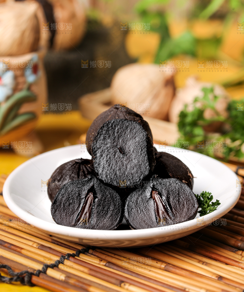 竹底上放着一盘黑蒜