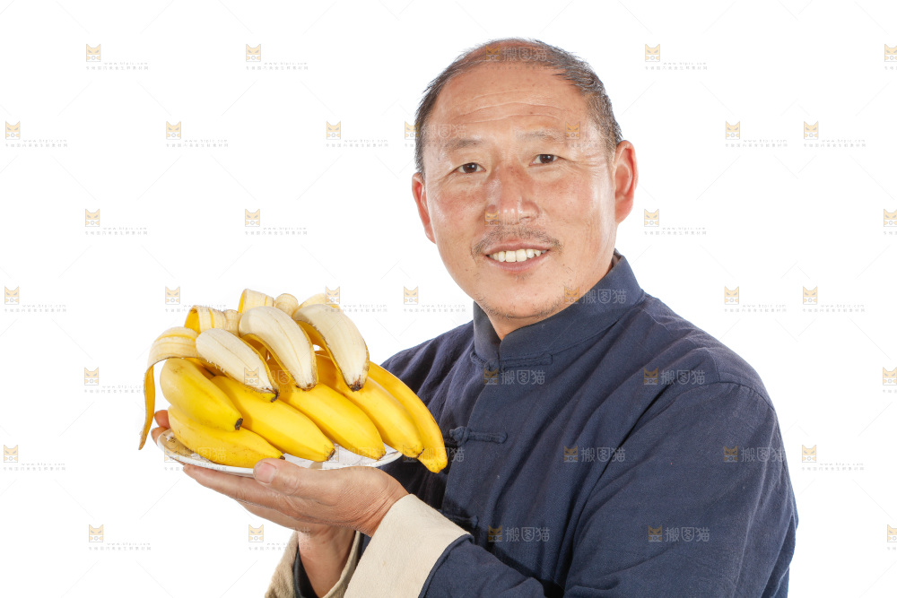 农民手里拿着一串香蕉
