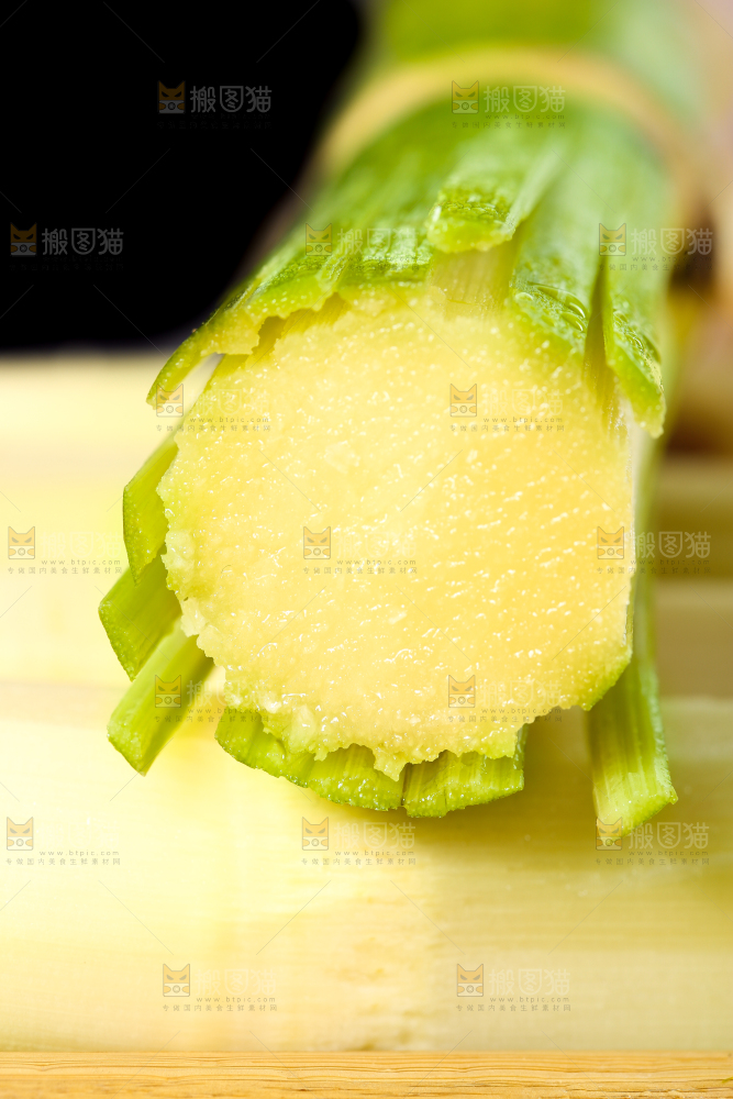 木底上放着青皮甘蔗