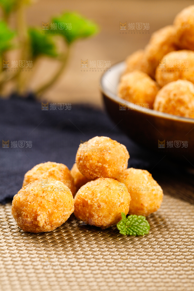 浅底上放着多味花生豆