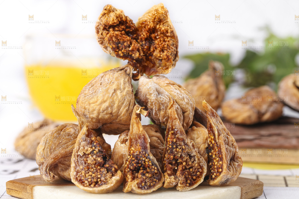 白格子底上的干无花果