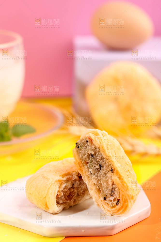 石板上放着掰开的月饼