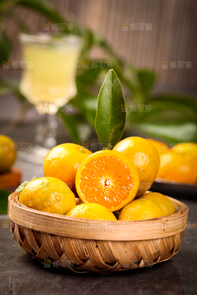 石板上放着一筐清香蜜橘