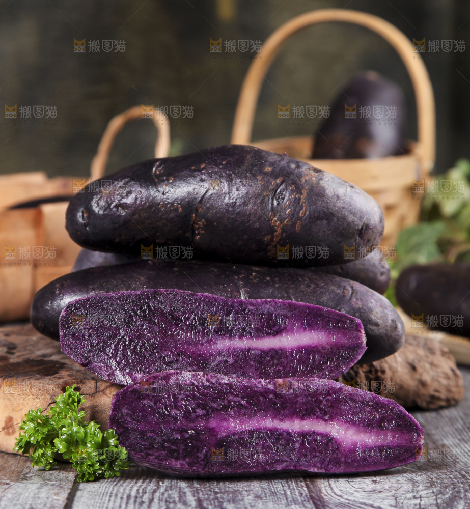 木板上的新鲜黑土豆