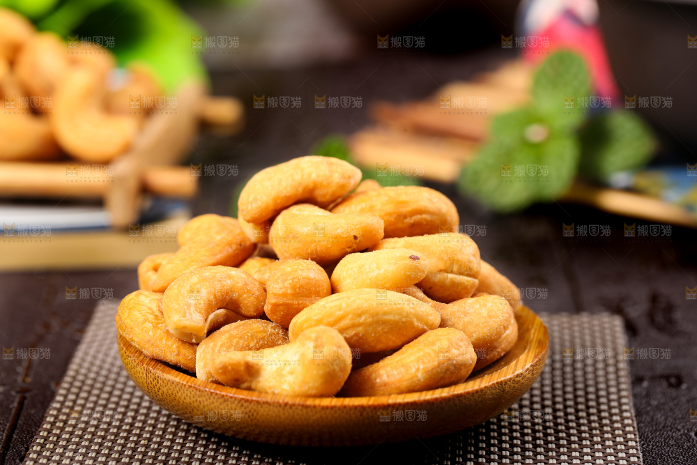盘子里装着腰果