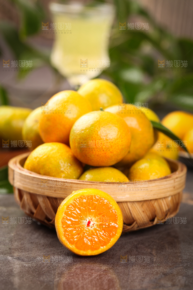 石板上放着一筐清香蜜橘