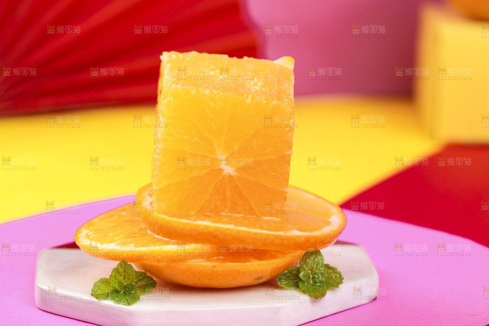 盘子里放着切开的贡柑