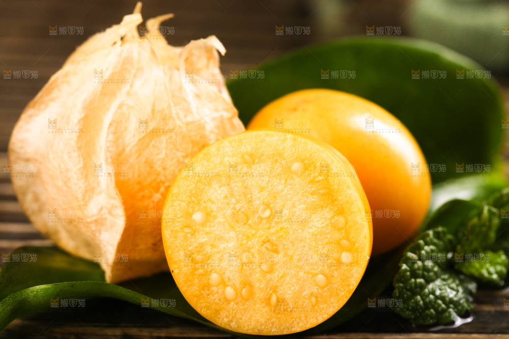 条纹布上摆放着姑娘果