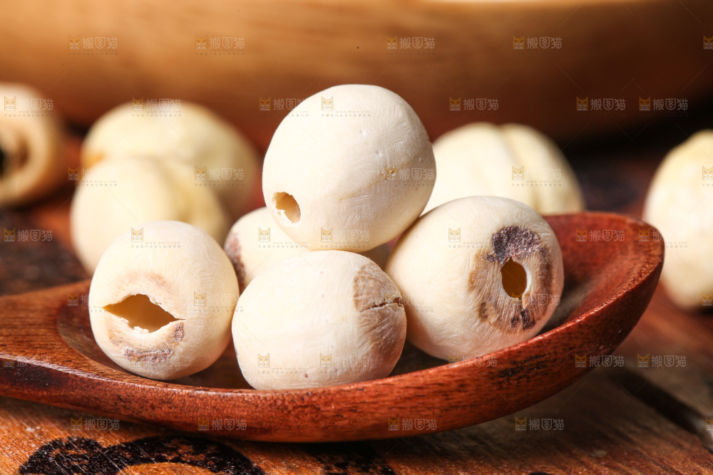 碗里装着干莲子