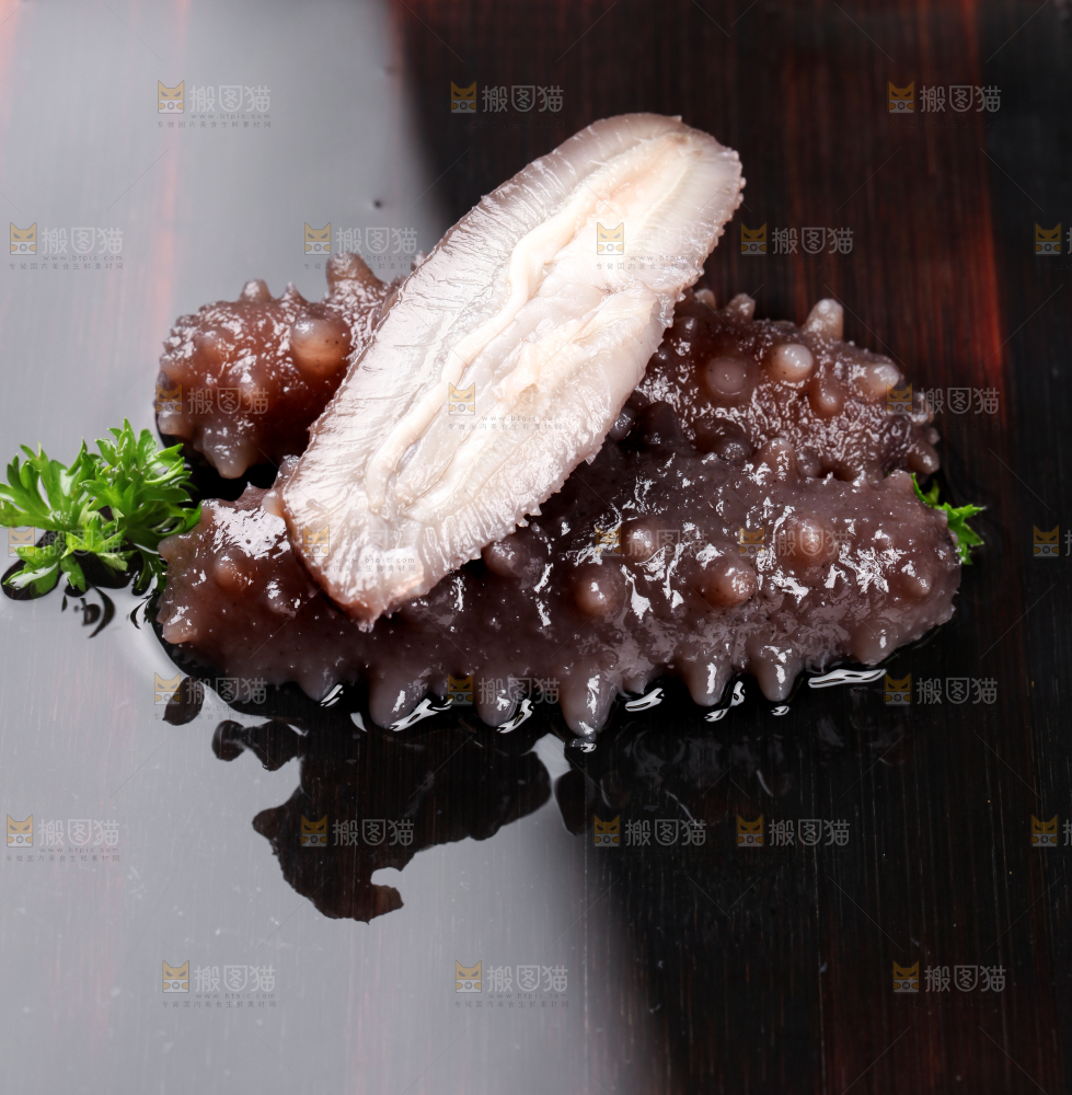 黑底上切开的海参