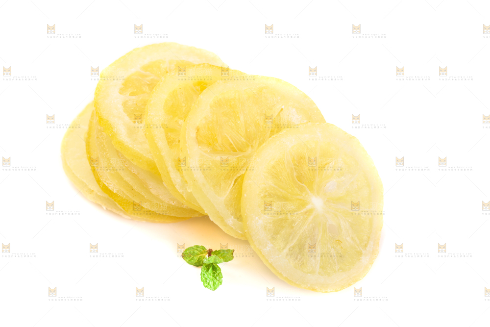 白底上放着干柠檬片