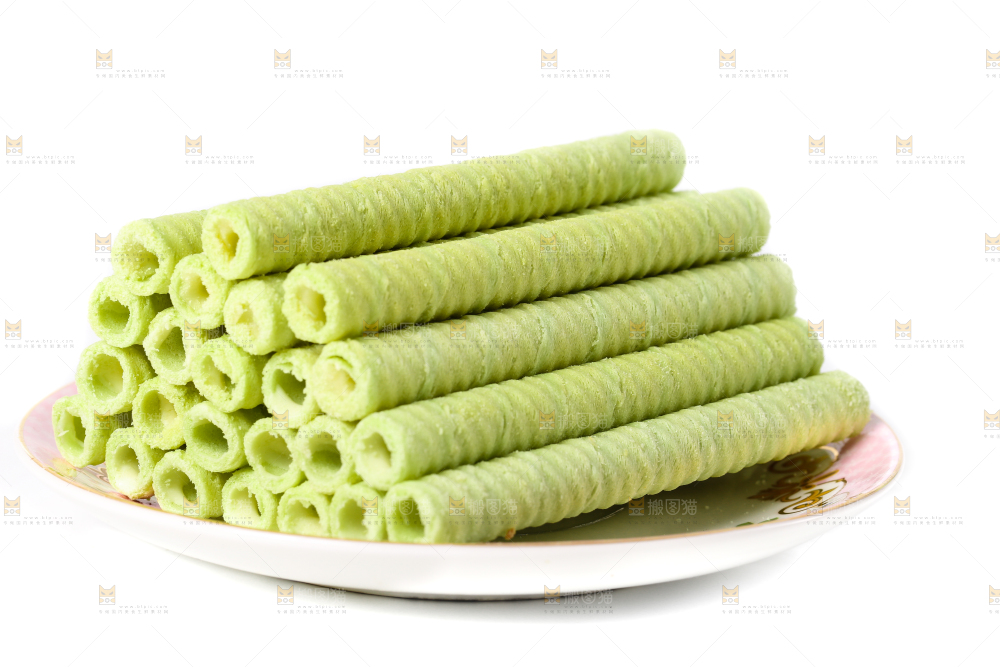 盘子里放着抹茶卷