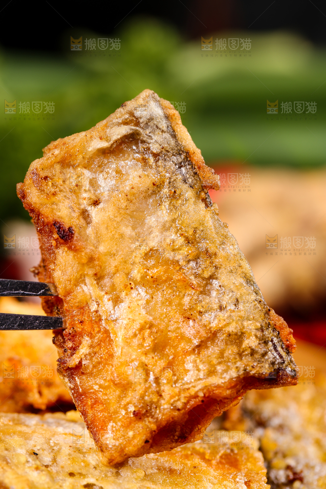 叉子叉着炸带鱼