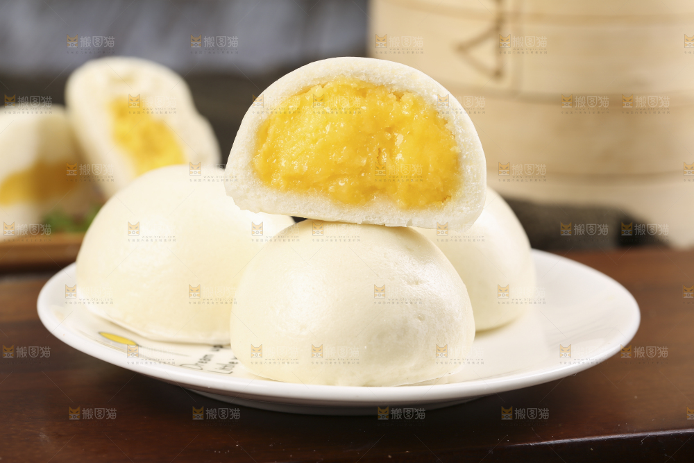 盘子里的奶黄馅包子
