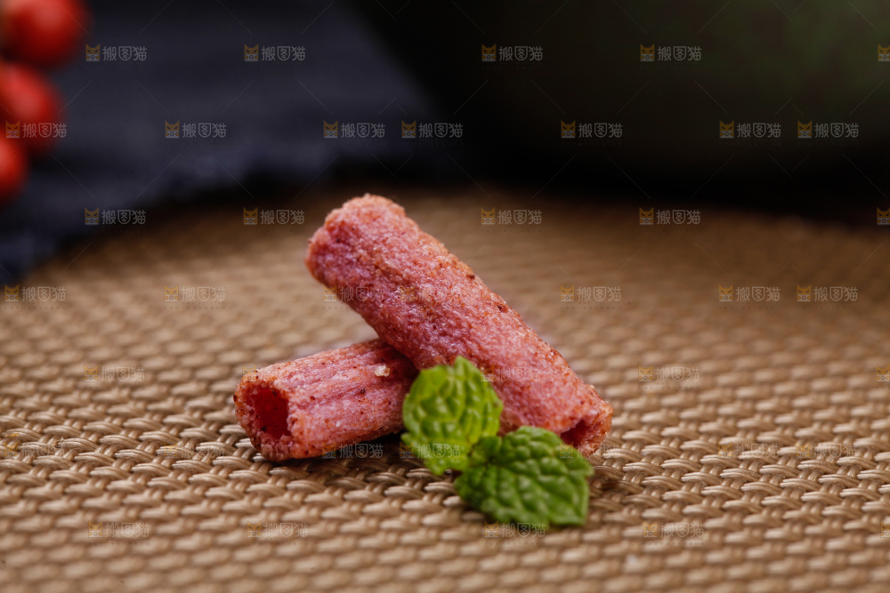 浅底上放着紫薯薯条