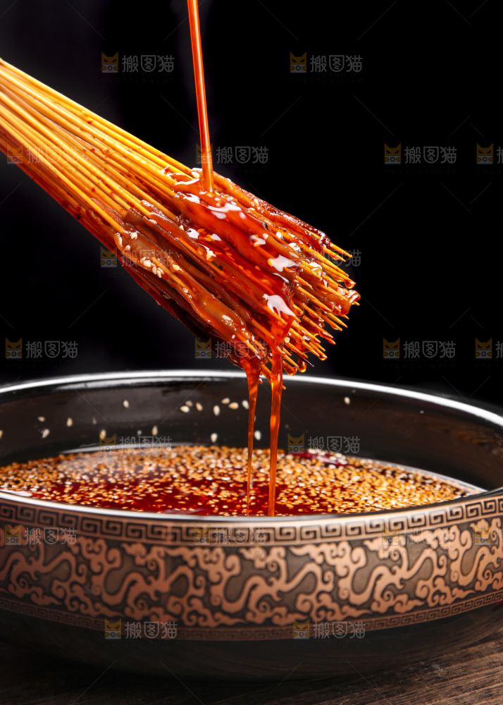 锅里放着鸭肠串