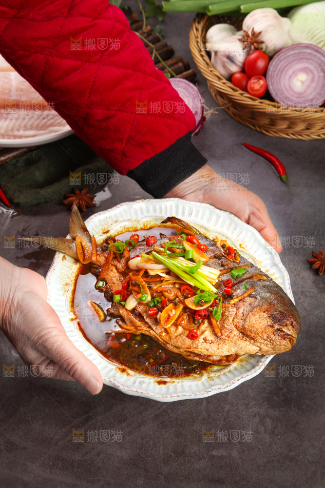 盘子里装着红烧金鲳鱼