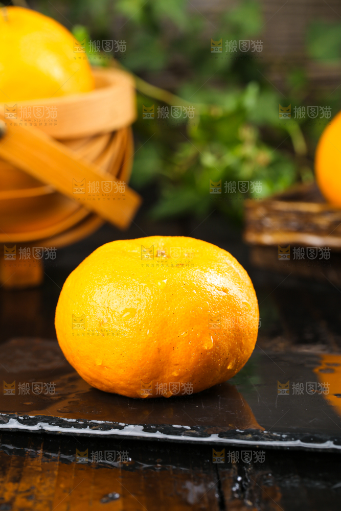 黑石板上的椪柑橘