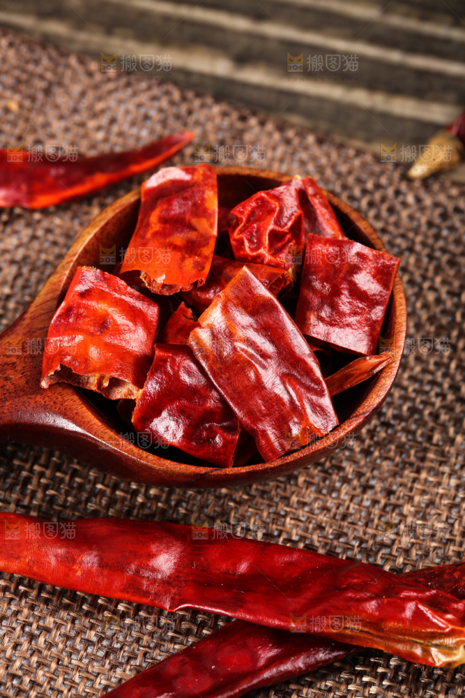 勺子上放着干红辣椒