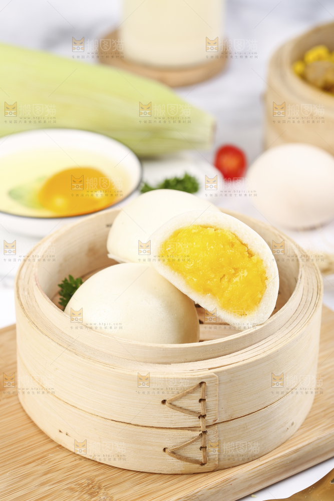 木板上放着奶黄馅包子