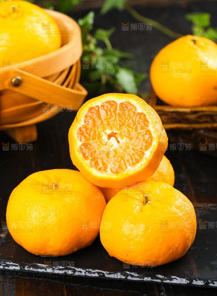 黑石板上的椪柑橘
