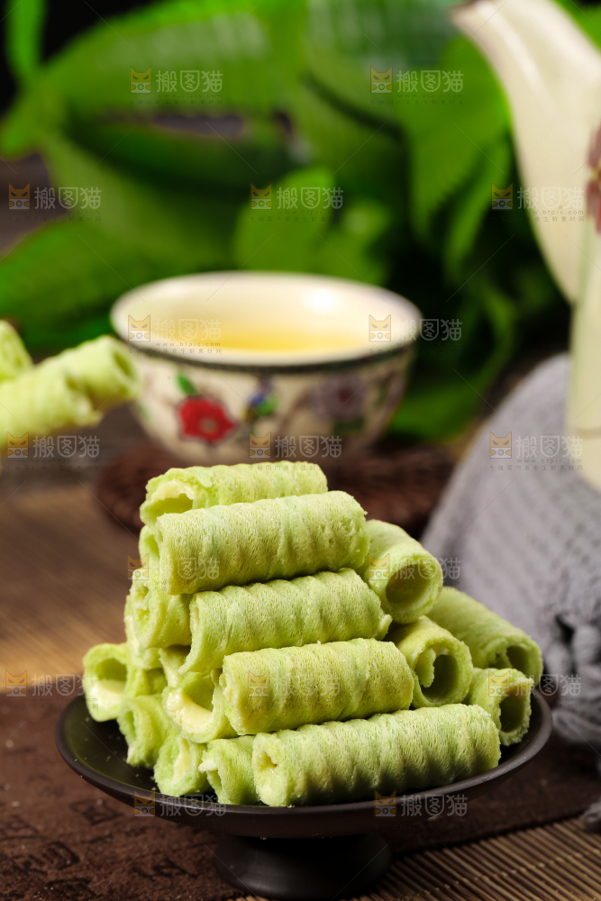 木底上摆放着抹茶卷