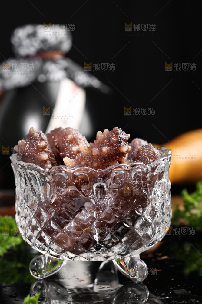 石板上放着一碗海参