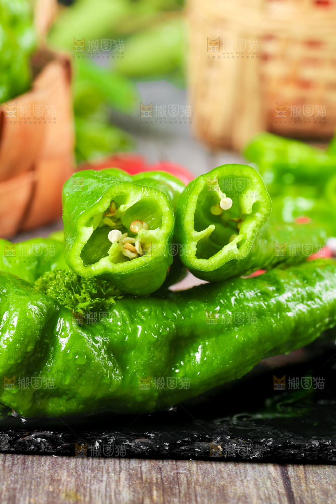 黑石板上的螺丝椒