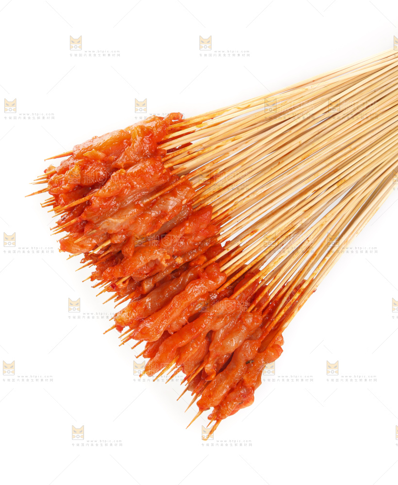 白底上放着肉串