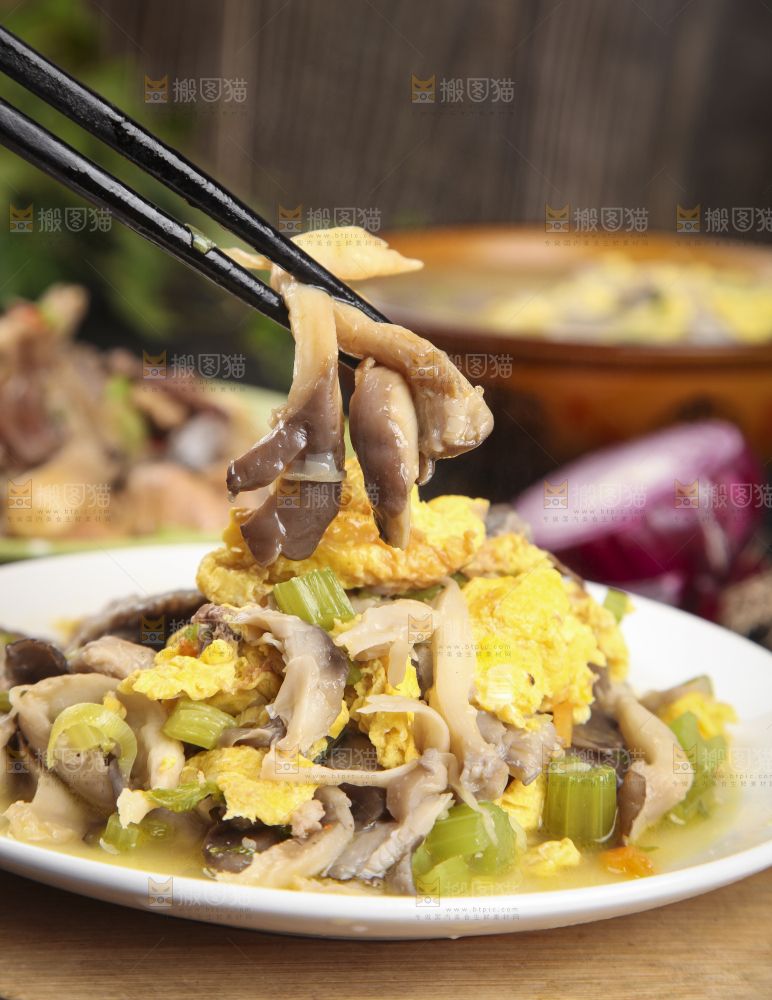 盘子里的平菇炒鸡蛋