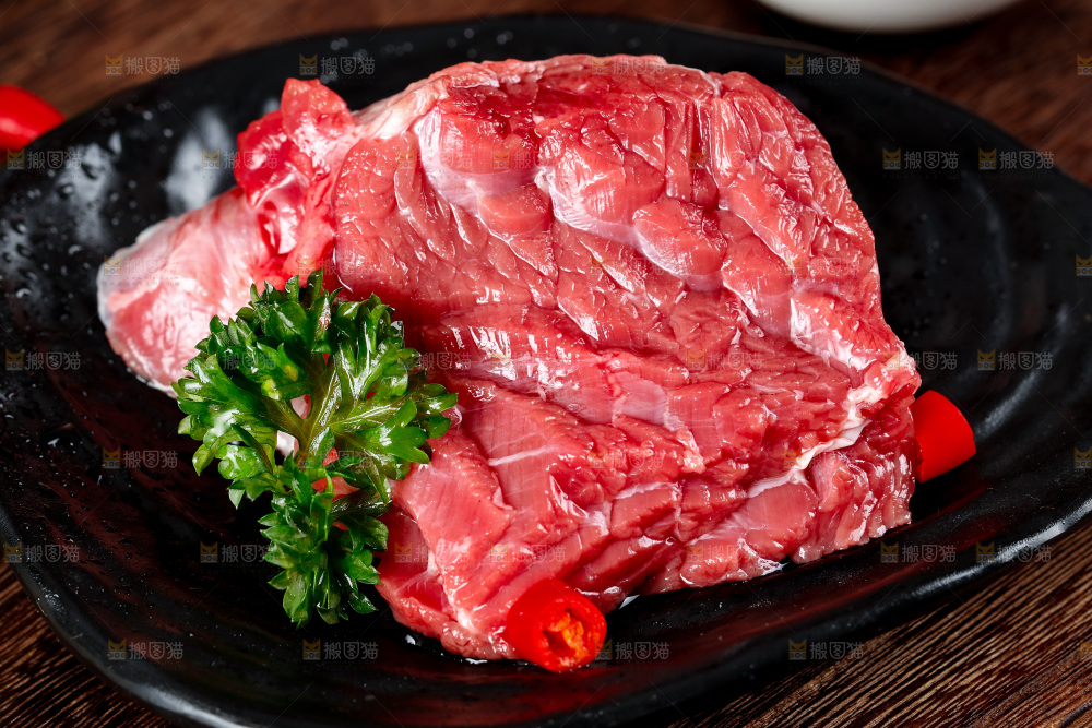 木底上放着一盘鲜牛肉