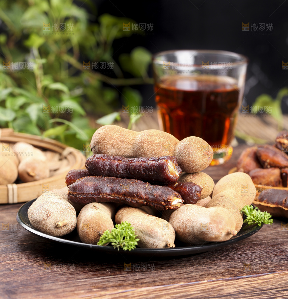 盘子里装着干酸角