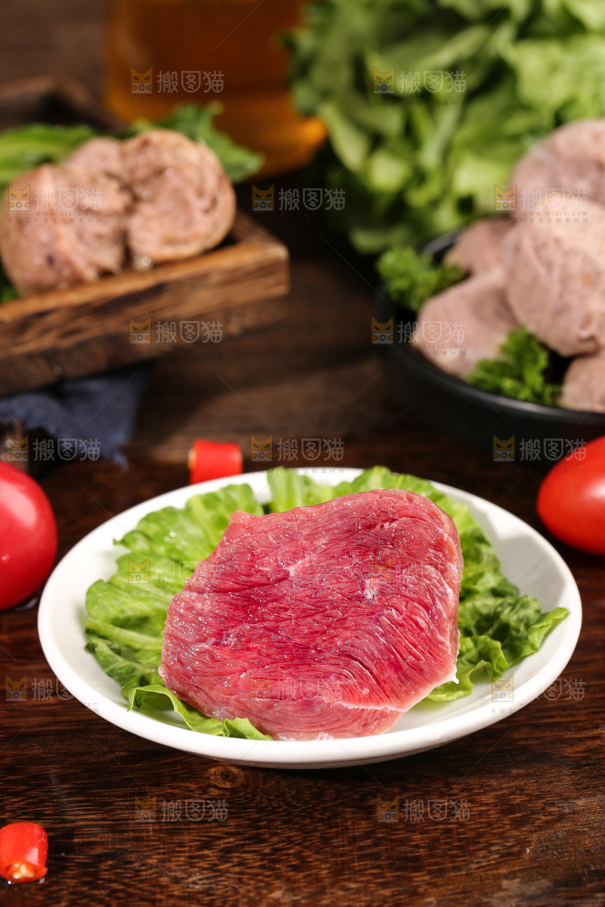 木底上放着一碟鲜牛肉