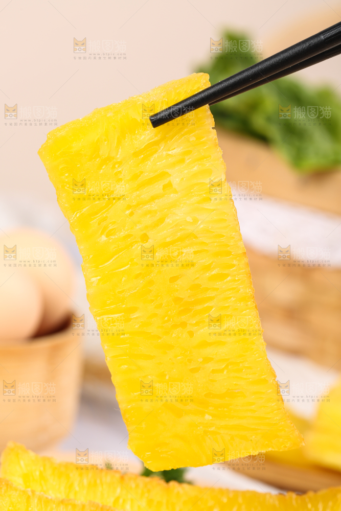 木板上摆放着椰汁黄金糕