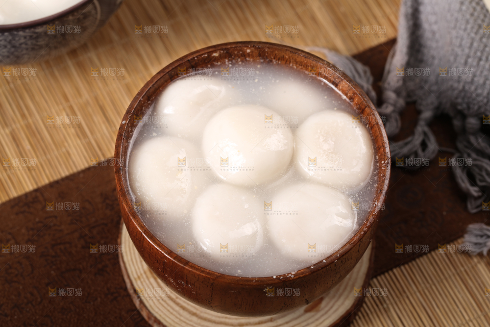 汤碗里放着汤圆