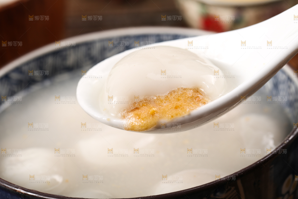 汤碗里放着汤圆