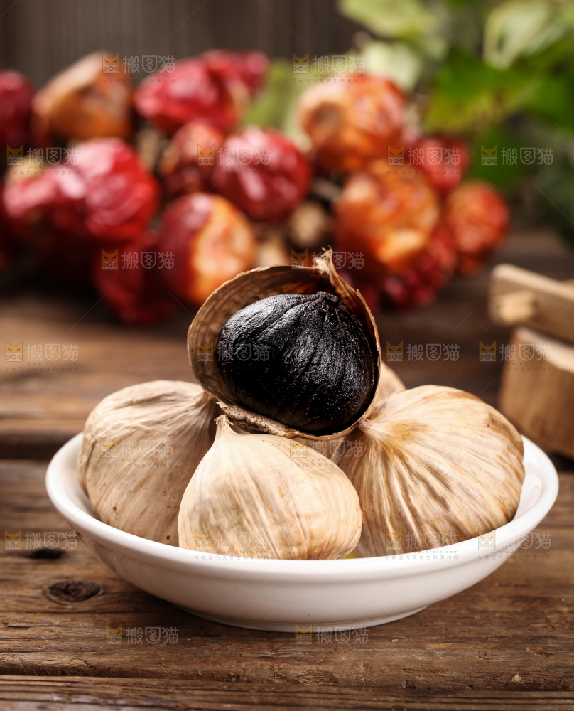 木板上放着独头黑蒜
