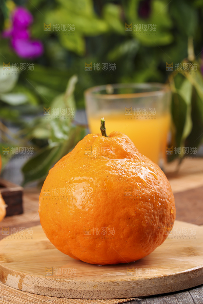 木板上放着春见柑橘
