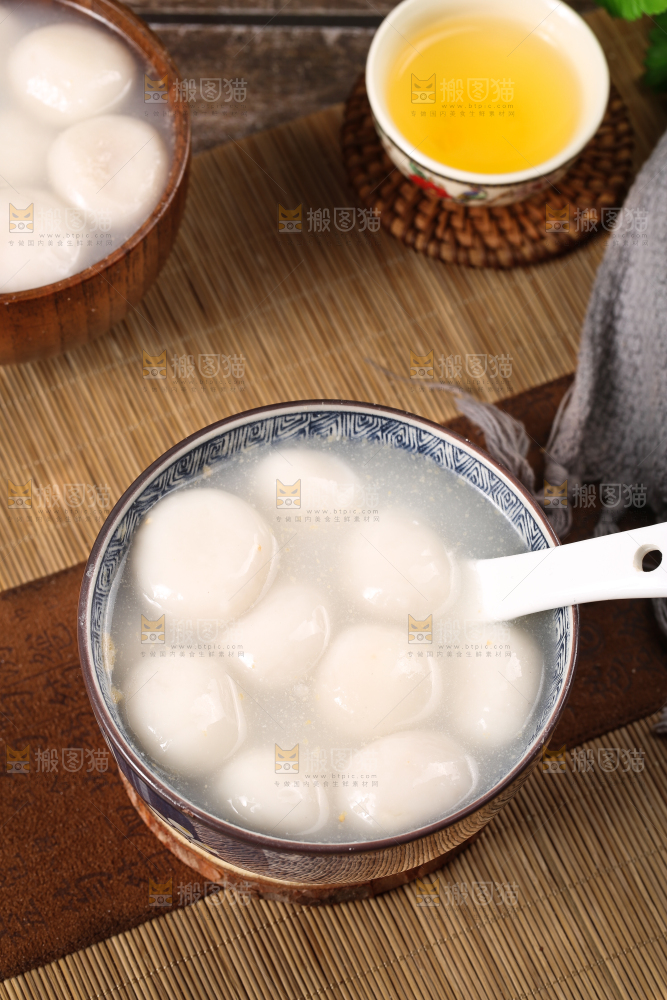 汤碗里放着汤圆