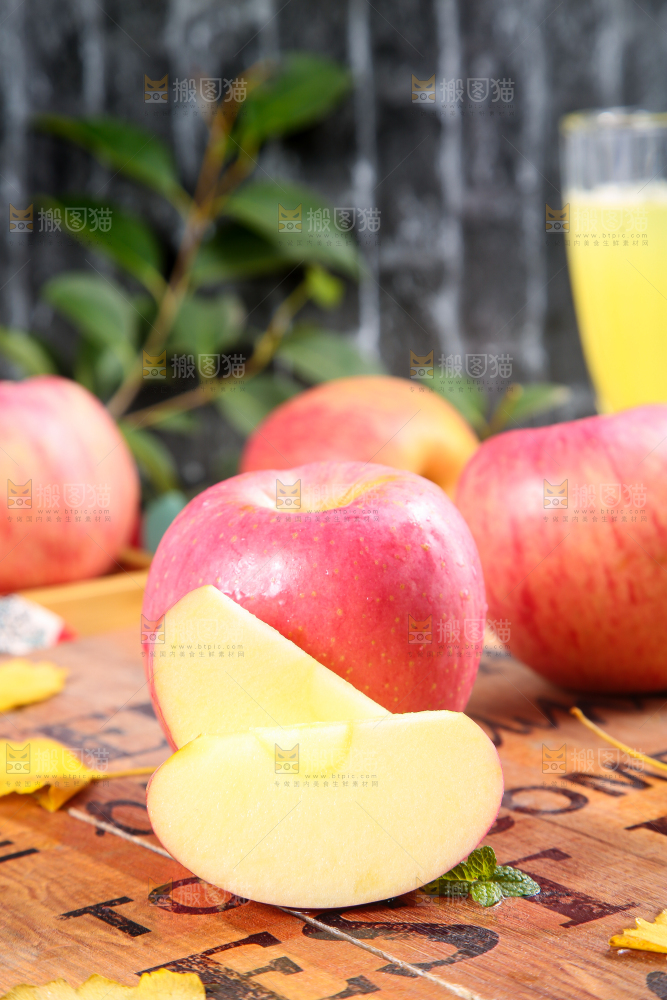 木底上放着切开的红富士苹果
