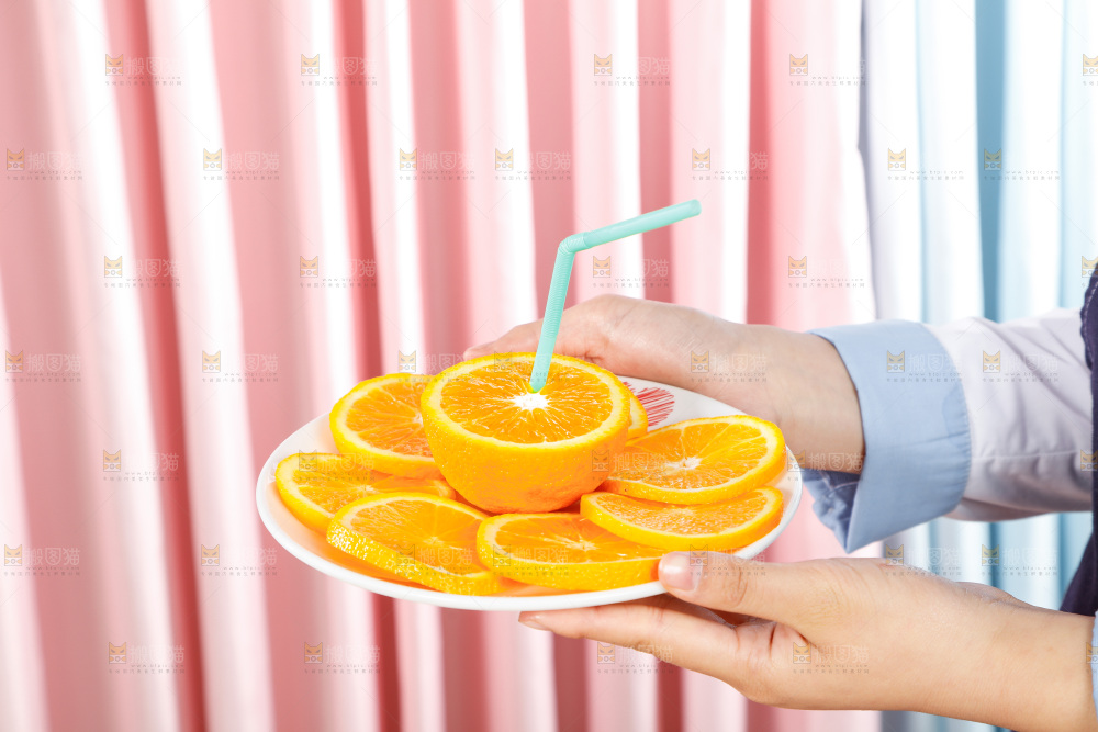 手里端着橙子