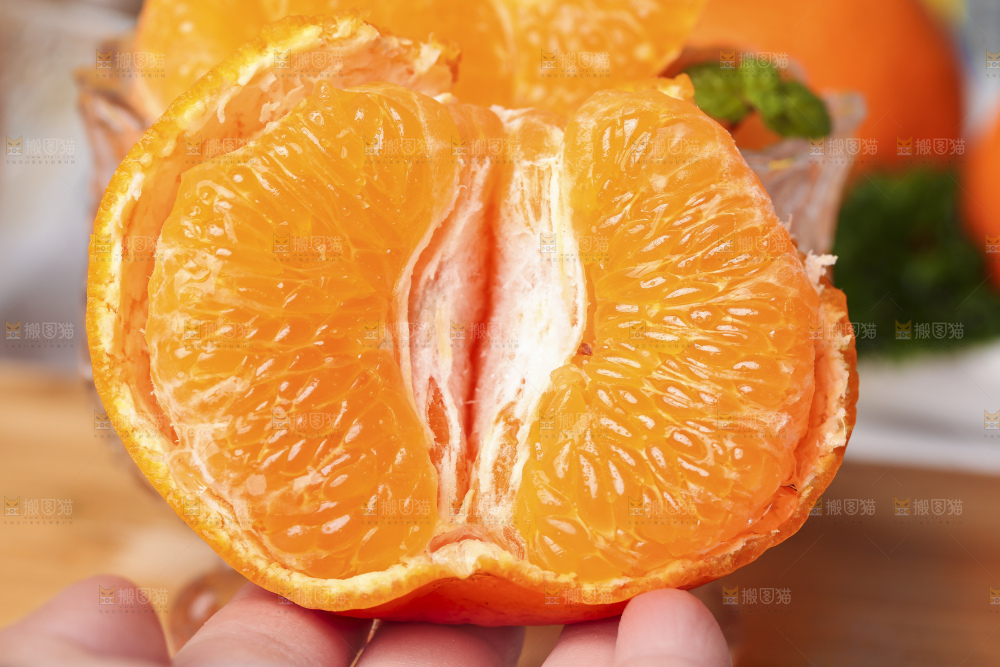 手上拿着春见果肉