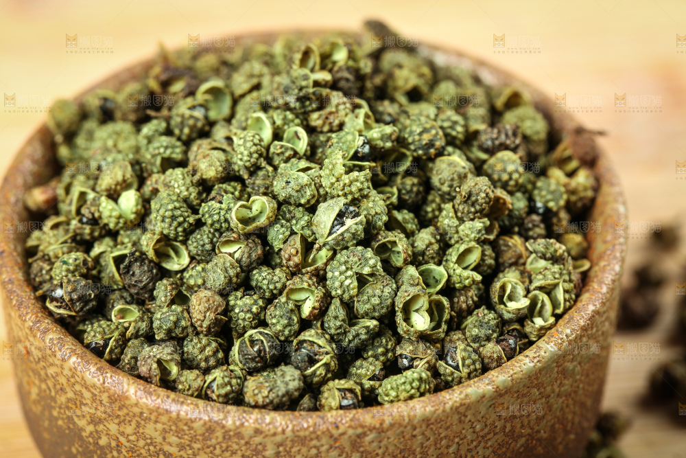 木底上摆放着藤椒