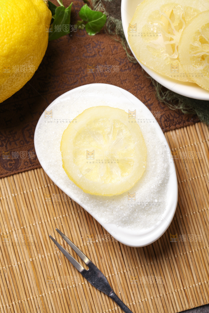 木板上的柠檬片