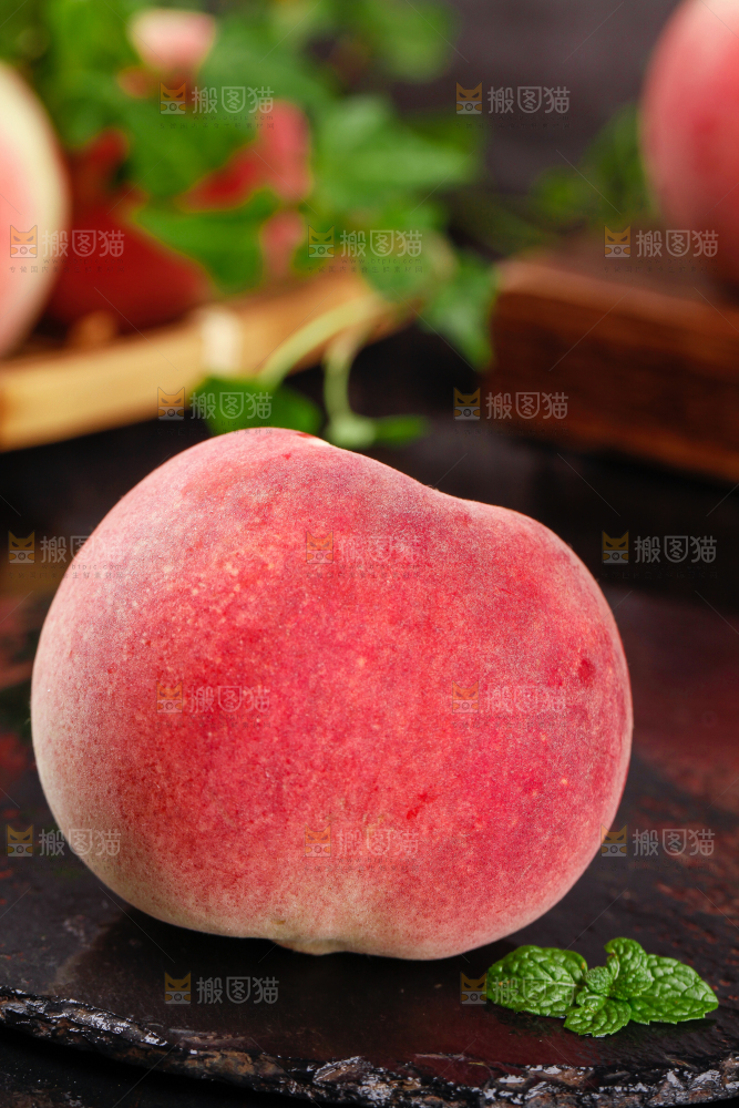 黑底上放着冬桃