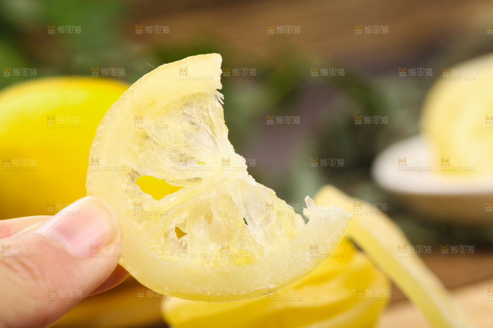 木底上的冻干柠檬片